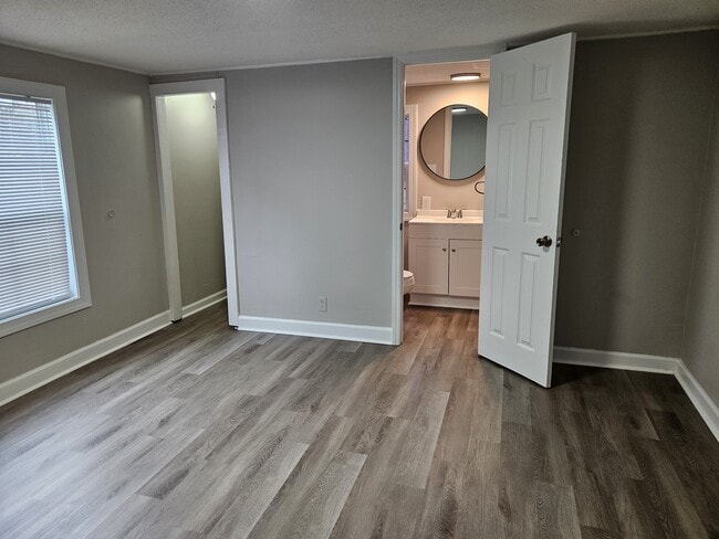 Building Photo - 118 Oakridge Dr