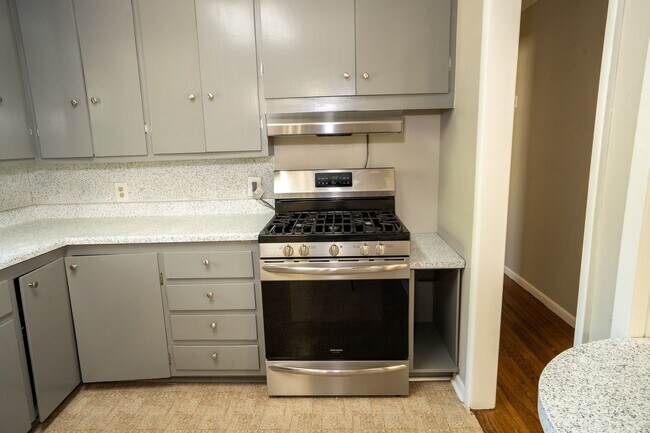 Building Photo - 3 Bed 1 Bath MIDTOWN home!!