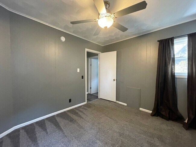 Building Photo - Three Bedroom Home in Gobles