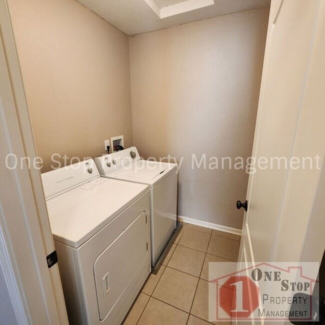 Building Photo - Generously Sized 3 bedroom, 2.5 bathroom i...