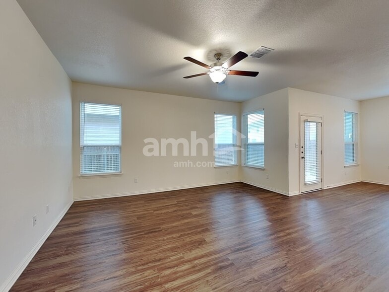 Building Photo - 2717 Lillybrook Ln