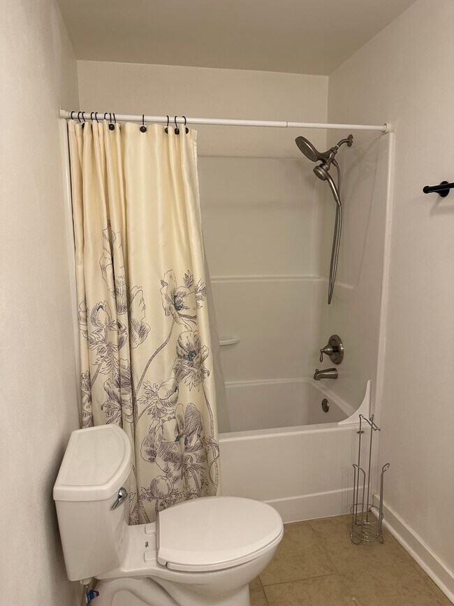 Building Photo - Updated 4 bedroom 2 bath house in Eugene!