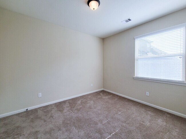 Building Photo - NEW 3 BEDROOM 2.5 BATH 2 CAR GARAGE HOME I...