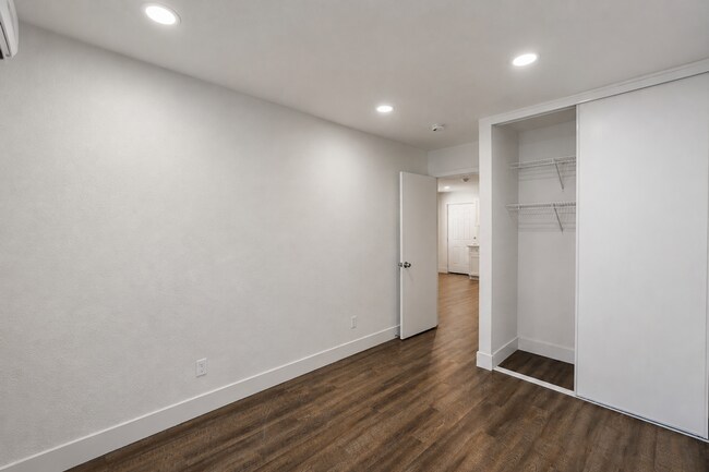 Building Photo - 8840 San Vicente Ave