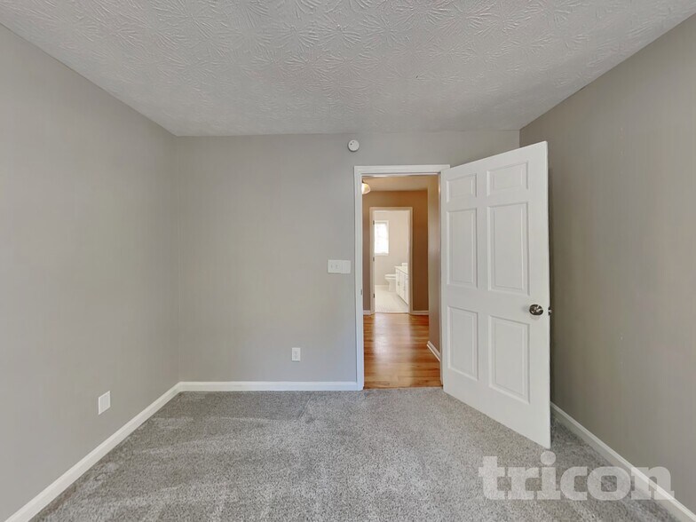 Building Photo - 361 Willow Glenn Dr