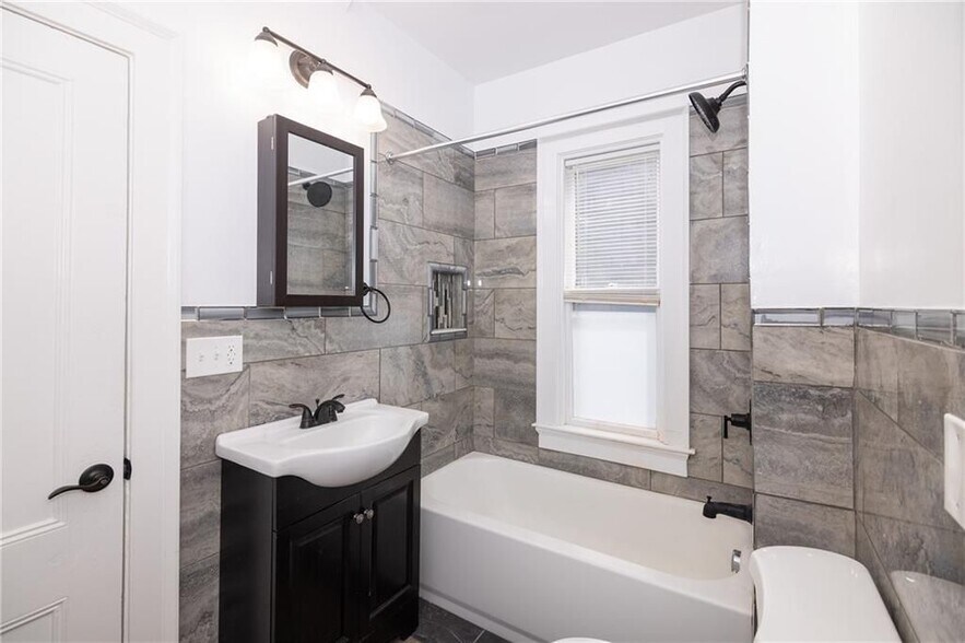 Building Photo - 376 Hope St