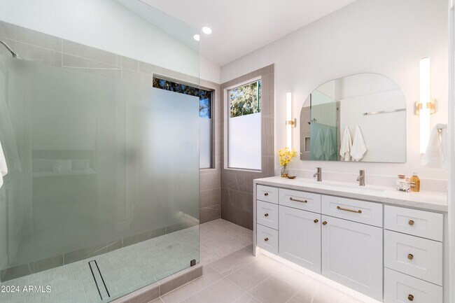 Building Photo - 6768 E Evans Dr