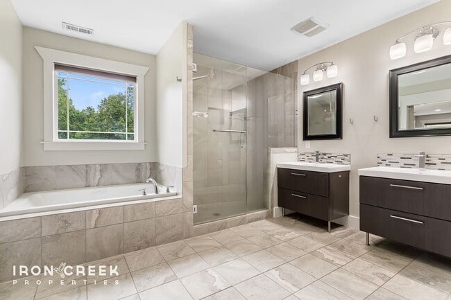 Building Photo - Beautiful Contemporary Home North of Downt...