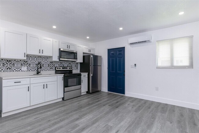 Building Photo - 6125 SW 40th Ct