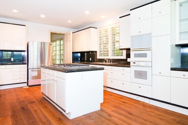 Building Photo - 321 S Palm Dr