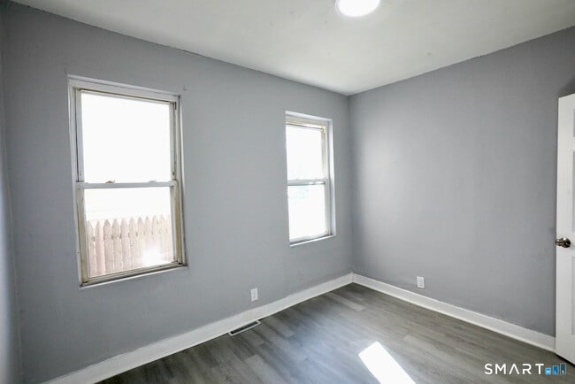 Building Photo - 156 Poplar St