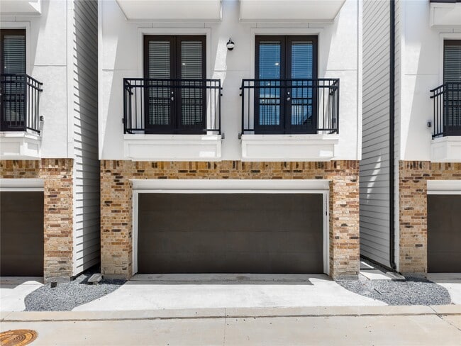 Building Photo - 1250 N Post Oak Rd