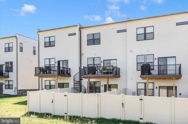 Building Photo - 867 Amity St
