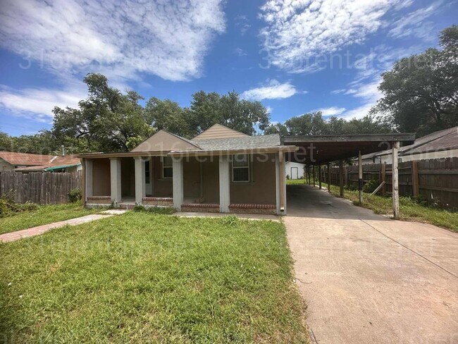Primary Photo - $1245 - 4 bedroom/ 2 bathroom - Single Fam...