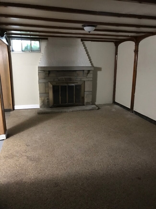 Building Photo - 3 Bedroom with 2 Car Attached garage