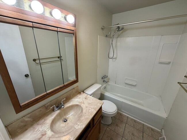 Building Photo - Beautiful 3BR 1BA Home w/ 2-Car Garage in Kansas City