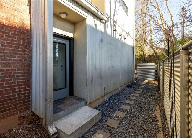 Building Photo - 5 Krog St NE