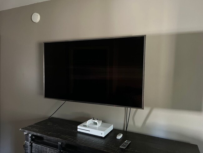 Building Photo - 740 Rossmore Ave