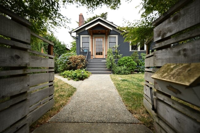 Building Photo - 3bd/2ba Seattle Home