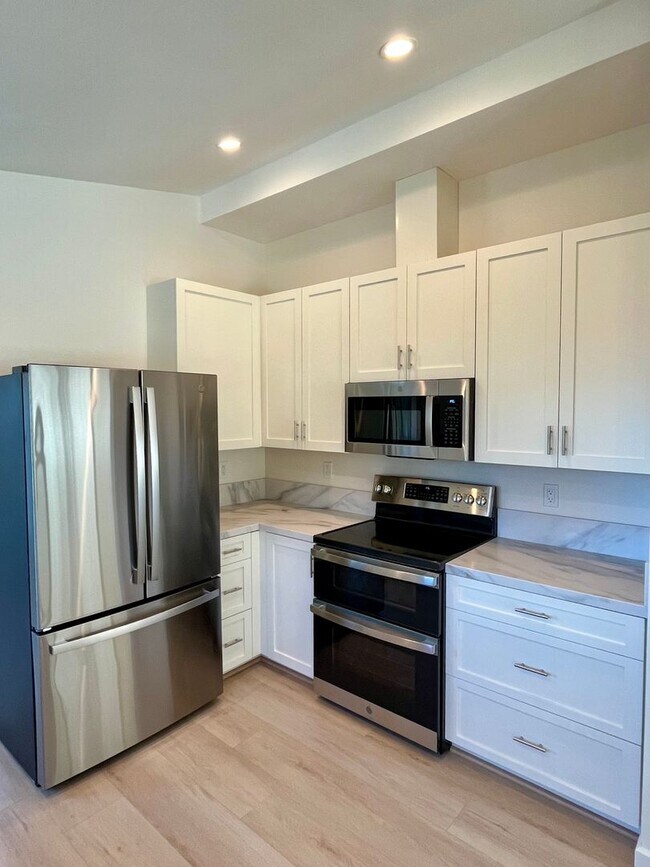 Building Photo - 4 Bedroom 2.5 Bathroom Home, Newly renovat...