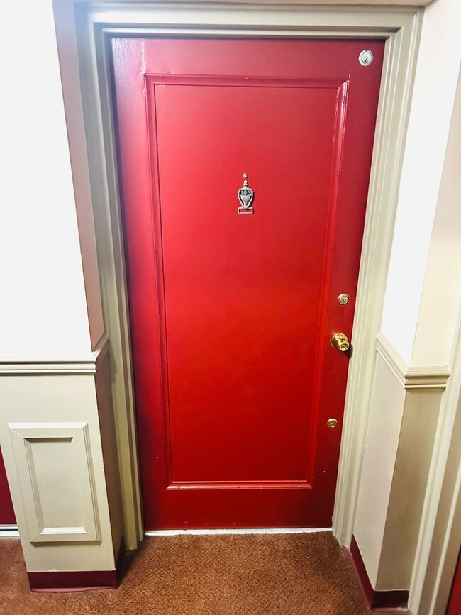 Building Photo - 1577 N Colonial Terrace