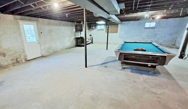 Building Photo - 3 Bed / 1-1/2 Bath Single Family Home w/ 2-Car Garage