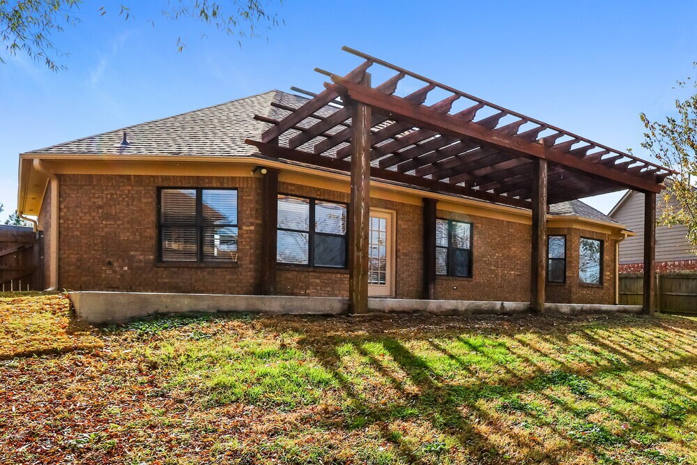Building Photo - 300 Mossy Springs Dr