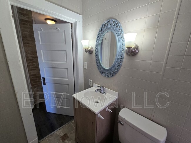 Building Photo - 437 1/2 Riehl Street