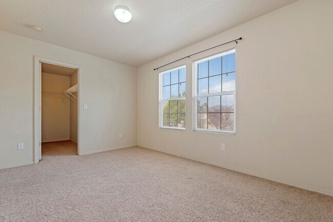 Building Photo - Very Clean 3 Bedroom Home with Community Pool _ Pet Friendly!