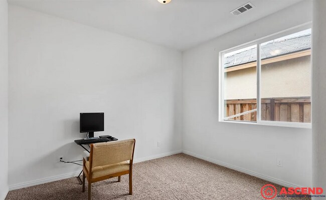 Building Photo - Spacious 3BD/2BA Home in Bakersfield's 93313 — Fully Equipped, Garage & Small Pets Welcome!