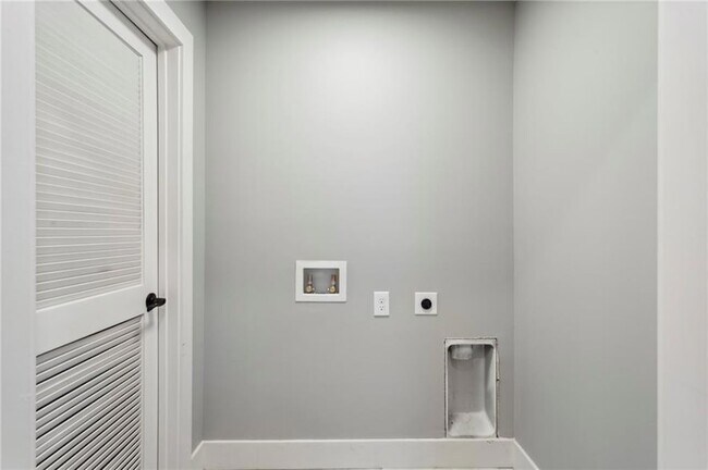 Building Photo - 3258 Highland Dr SE