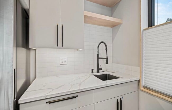 Building Photo - FREEUNFURNSHED OR FULLY FURNISHED one bedr...