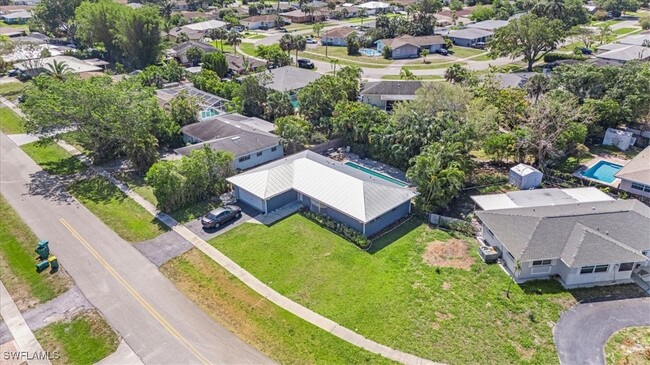 Building Photo - 2250 Poinciana St