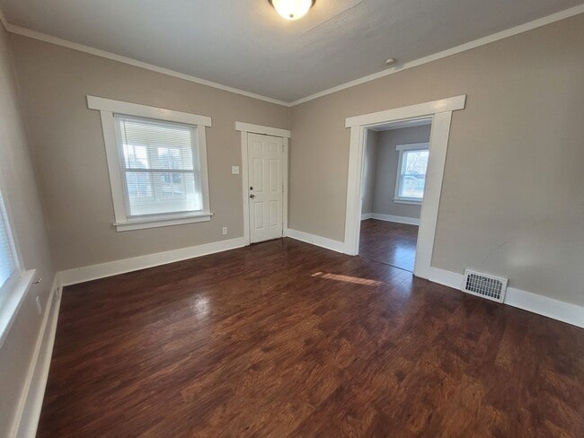 Building Photo - 2 Bedroom, 1 Bathroom Home with Detached Garage!