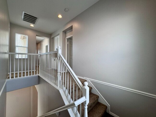 Building Photo - Discover this beautifully upgraded 5 bedro...