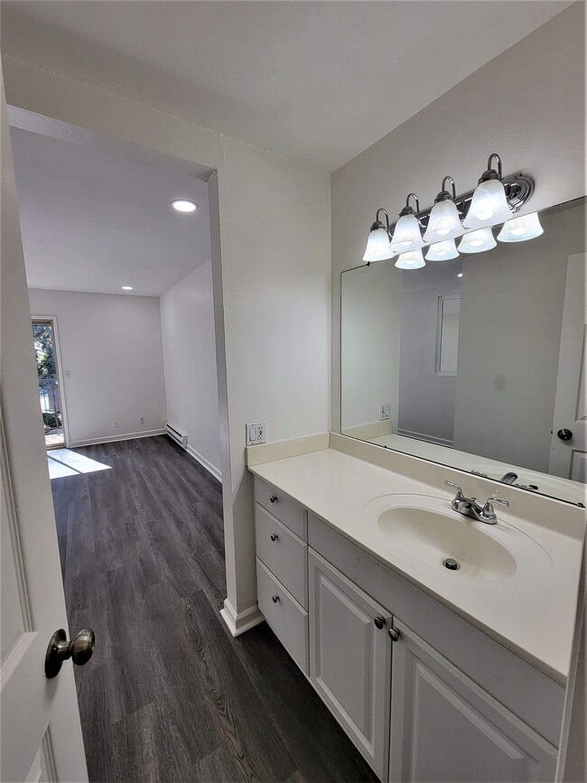 Building Photo - 2553 Lancaster Ct