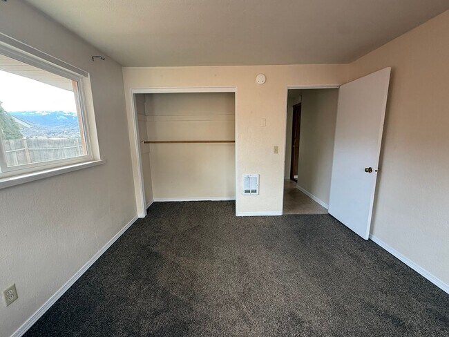 Building Photo - Now renting 3 bedroom duplex