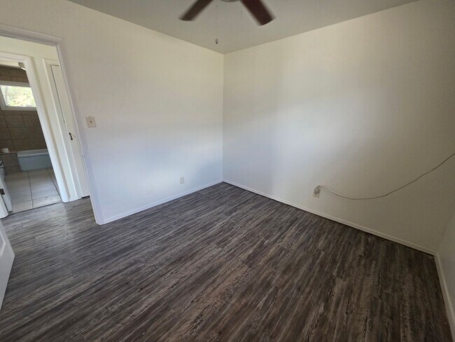 Building Photo - 3 Bed / 1 Bath Gem with Fenced Yard & Carport!