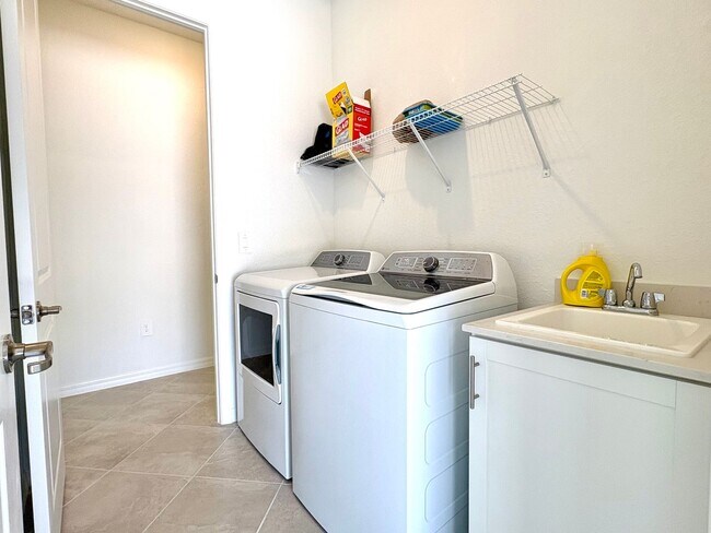 Building Photo - Brand New Luxury Rental in Wellen Park – Never Lived In!