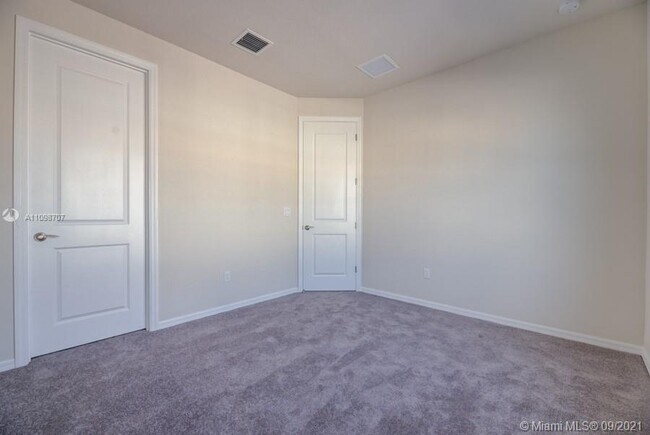 Building Photo - 1585 Evergreen Terrace