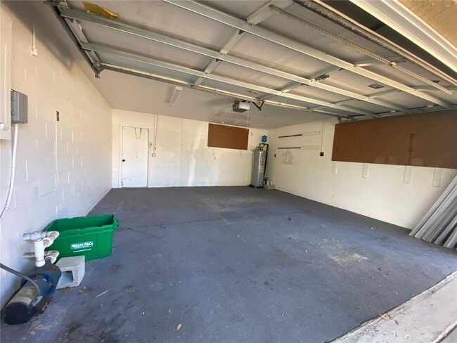 Building Photo - 1/2 Duplex For Rent !
