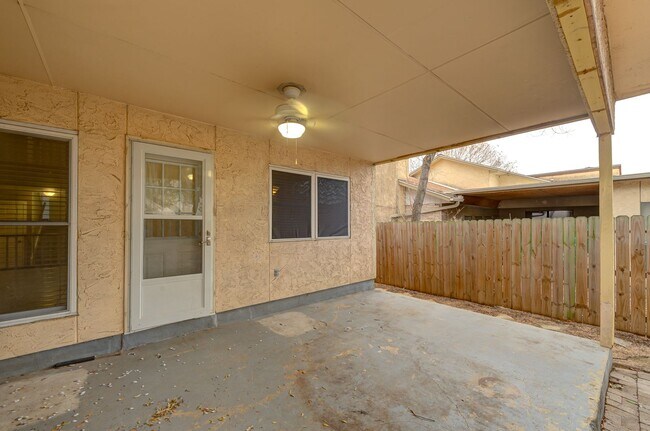 Building Photo - Charming Home with Vaulted Ceilings & Loft Near 281 & Bitters