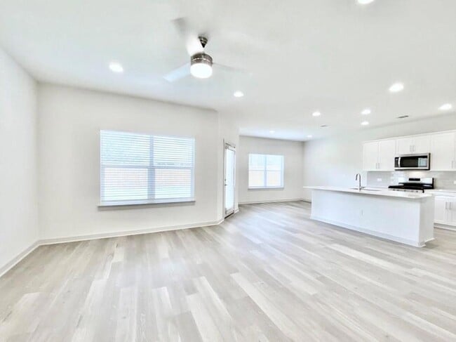 Building Photo - 1005 Winnsboro Lp