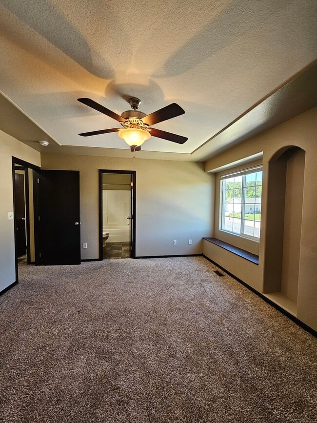 Building Photo - 4 BEDROOM | 3 BATH | TOWNHOME | GARAGE | WEST SIDE