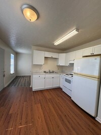 Building Photo - 3 Bedroom 2 Bath Duplex w/ Finished Basement