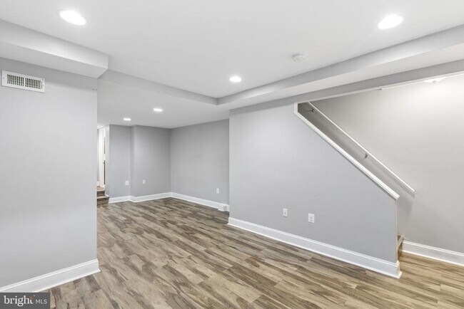 Building Photo - 625 Savage St