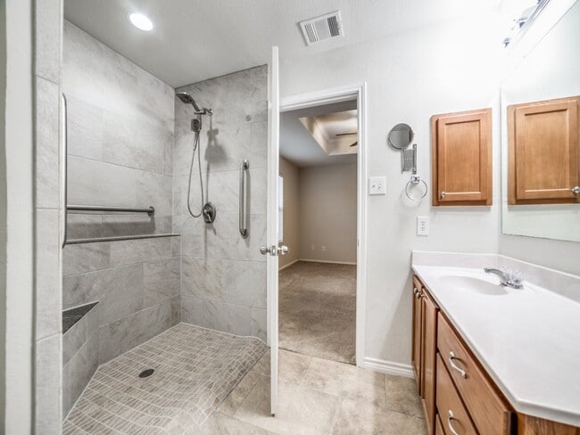 Building Photo - 216 Weeping Willow