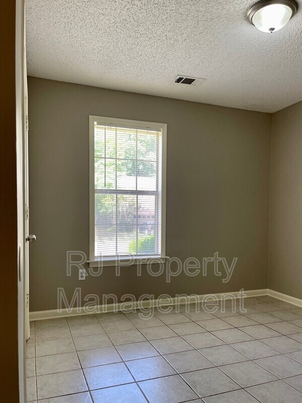 Building Photo - 4592 Tracy Lynn Dr