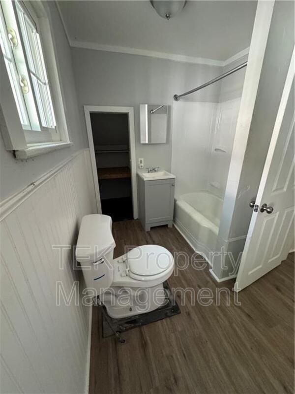 Building Photo - 9 Straub St