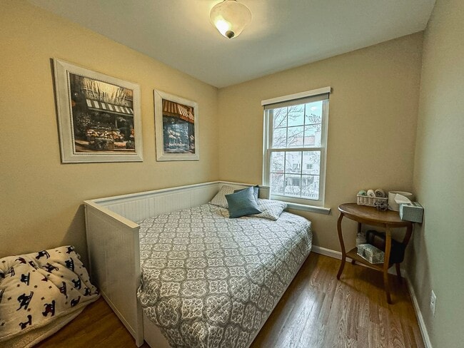 Building Photo - Light-filled and Spacious 3 Bed 2 Bath Tow...